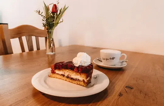 Kaffee und Kuchen hausgemacht frisch lecker heiß Bergschreinerhof in Wolferstadt bei Wemding